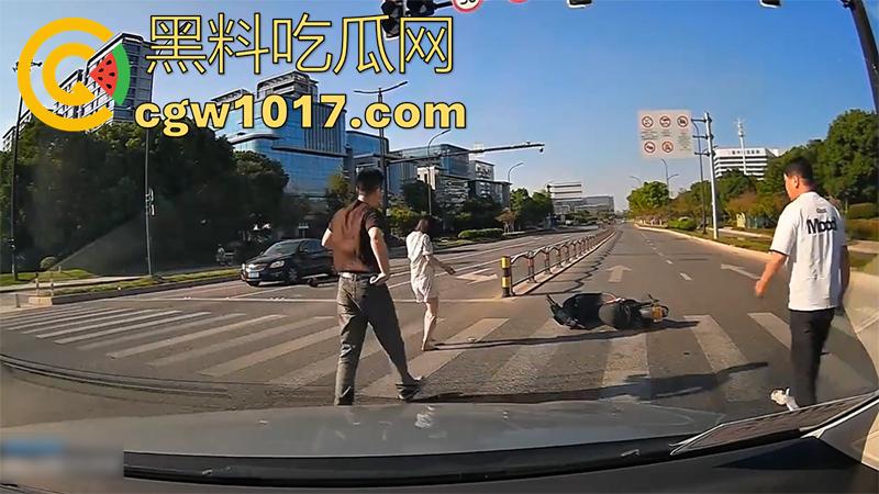 看个车祸竟然起反应了!极品长腿美女被撞飞,性感美腿展露无遗,美腿修长白嫩,这姿势也太优雅了!-7