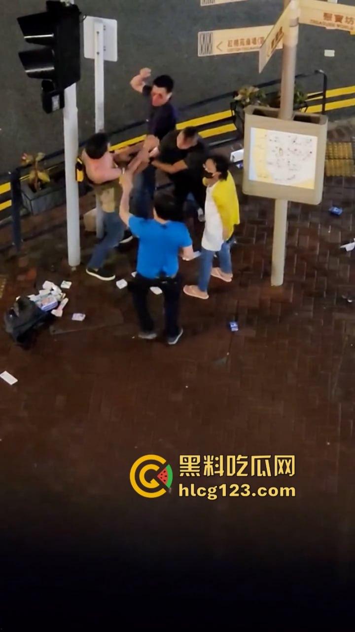 小偷夫妻挺猖狂！【黄埔新天地AEON】惊现“拿”货男女 被保安当众“打包”带走 丢人丢到家了！-2