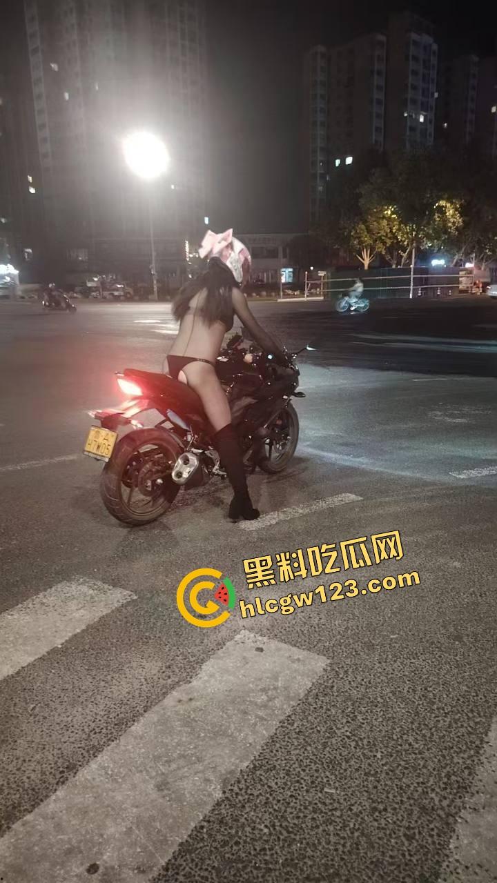 午夜飙车逼味四溢!山东黑丝女骑丁字裤上阵,翘臀弹震惊路人,骑友含泪冲刺鸡巴立正尾随!-3