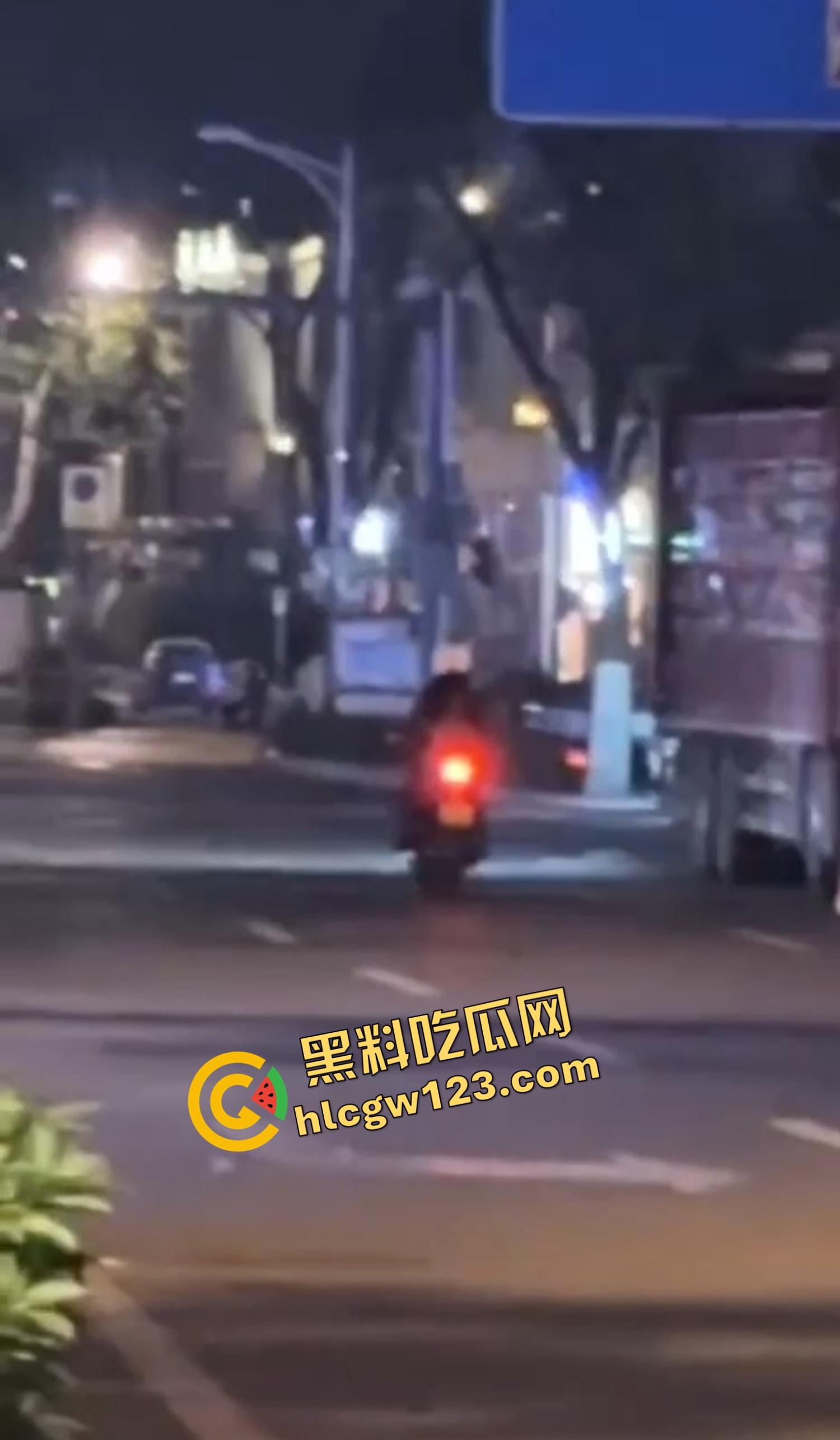 午夜飙车逼味四溢!山东黑丝女骑丁字裤上阵,翘臀弹震惊路人,骑友含泪冲刺鸡巴立正尾随!-6