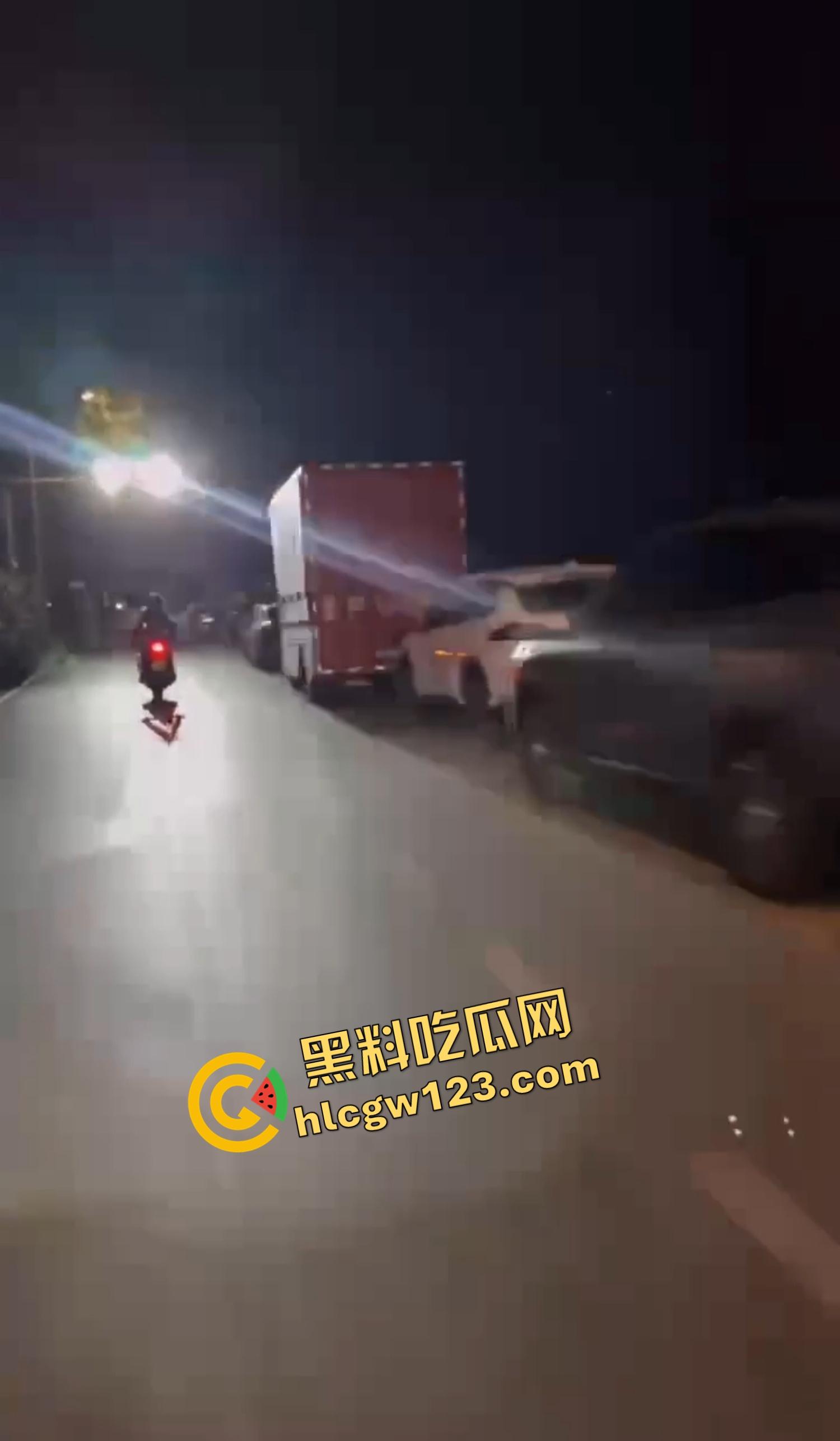 午夜飙车逼味四溢!山东黑丝女骑丁字裤上阵,翘臀弹震惊路人,骑友含泪冲刺鸡巴立正尾随!-7