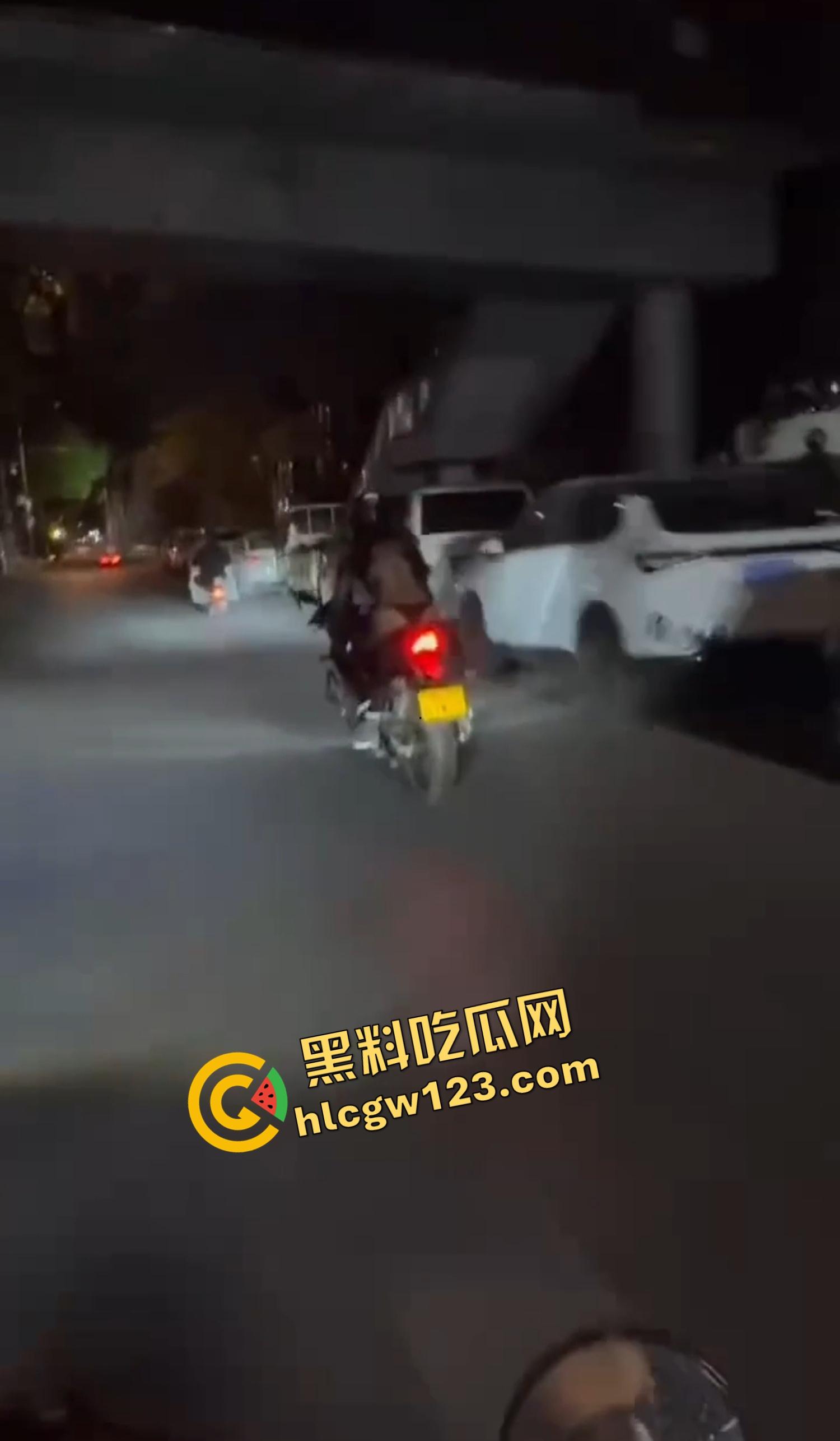 午夜飙车逼味四溢!山东黑丝女骑丁字裤上阵,翘臀弹震惊路人,骑友含泪冲刺鸡巴立正尾随!-8
