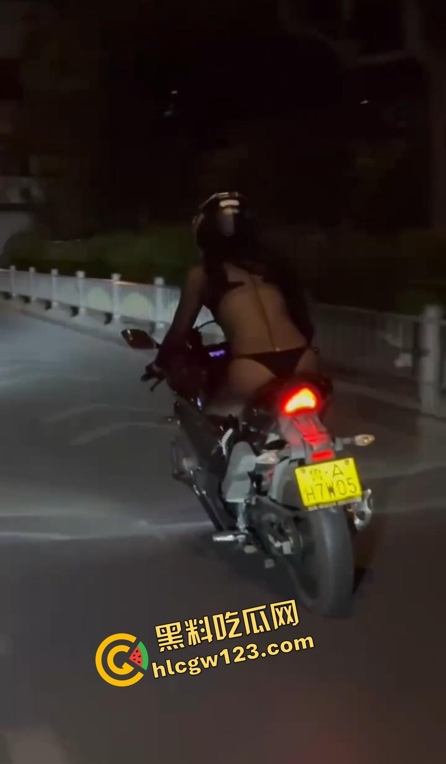 午夜飙车逼味四溢!山东黑丝女骑丁字裤上阵,翘臀弹震惊路人,骑友含泪冲刺鸡巴立正尾随!-9
