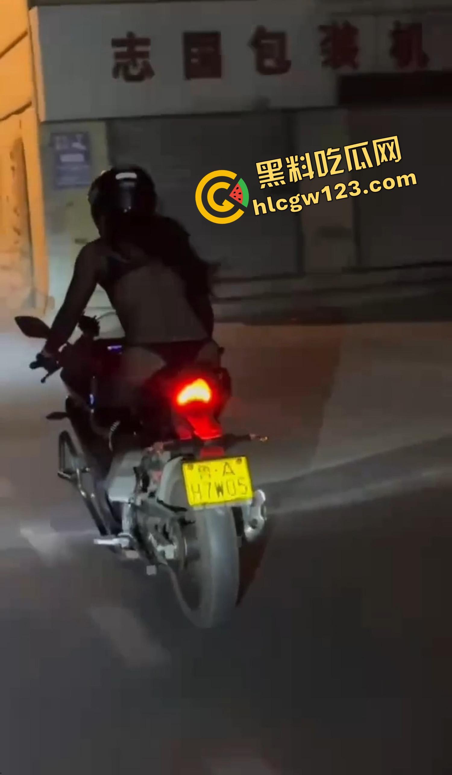 午夜飙车逼味四溢!山东黑丝女骑丁字裤上阵,翘臀弹震惊路人,骑友含泪冲刺鸡巴立正尾随!-10