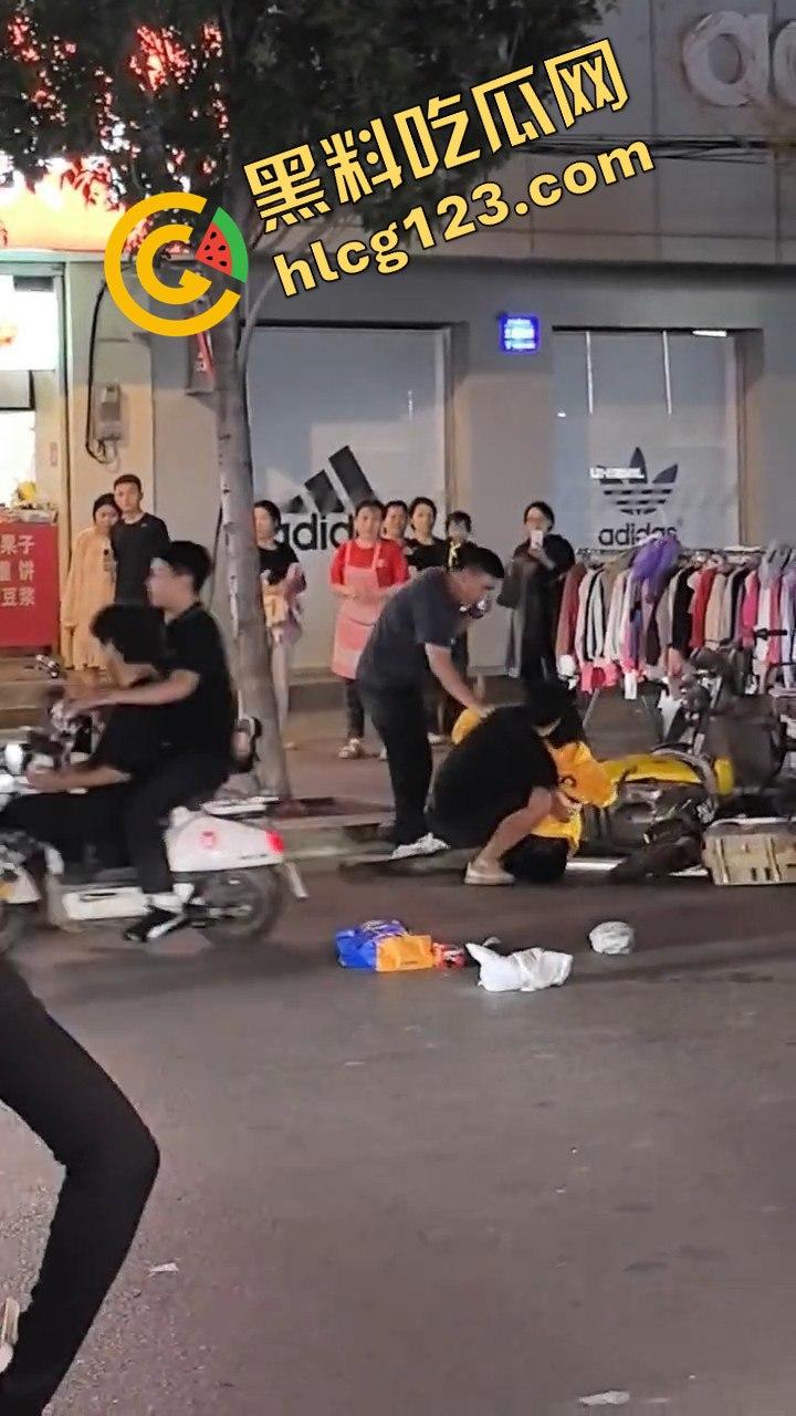 江西某步行街，父亲发现女儿出去鬼混当场跟精神小伙拉扯起来-1