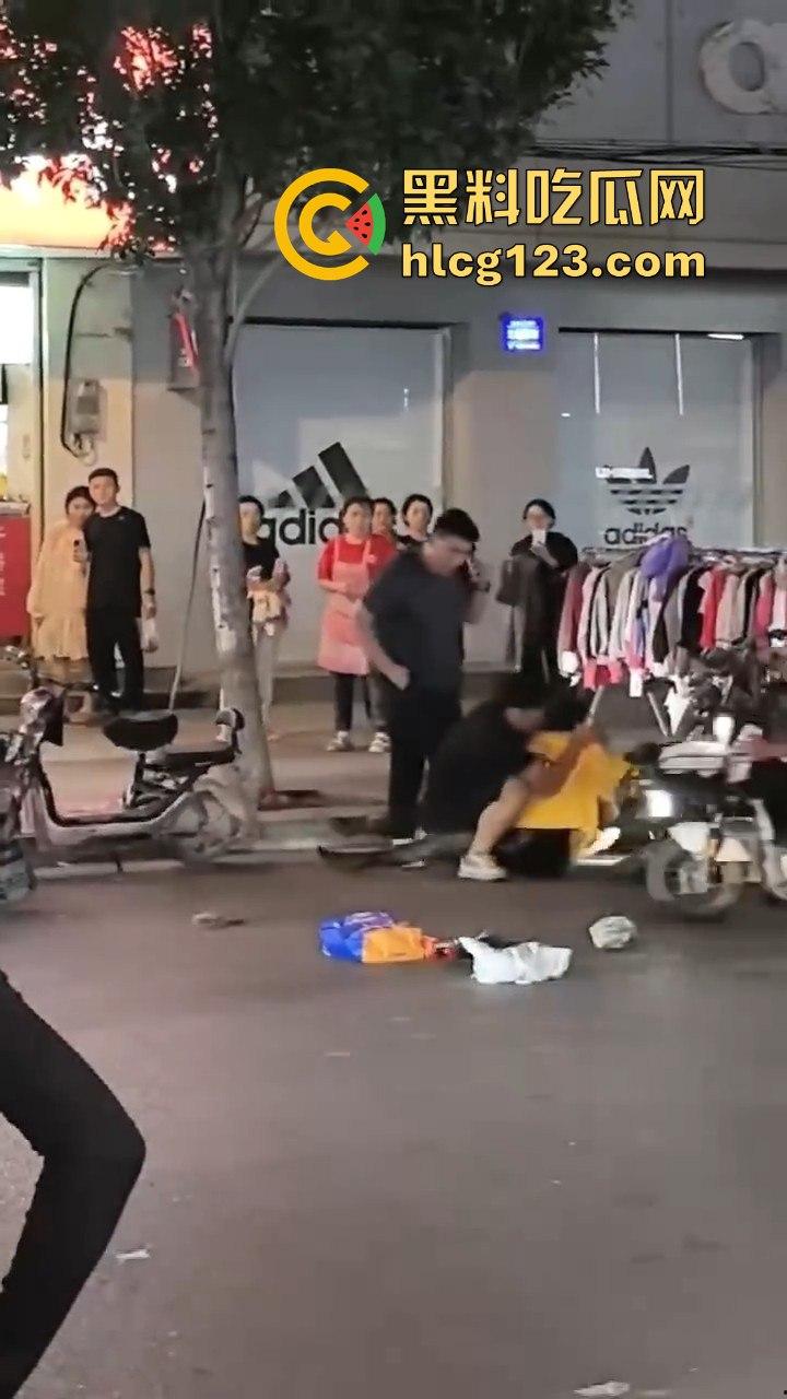 江西某步行街，父亲发现女儿出去鬼混当场跟精神小伙拉扯起来-3