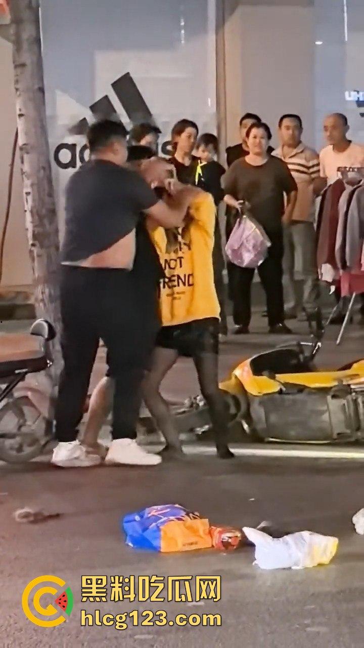 江西某步行街，父亲发现女儿出去鬼混当场跟精神小伙拉扯起来-7