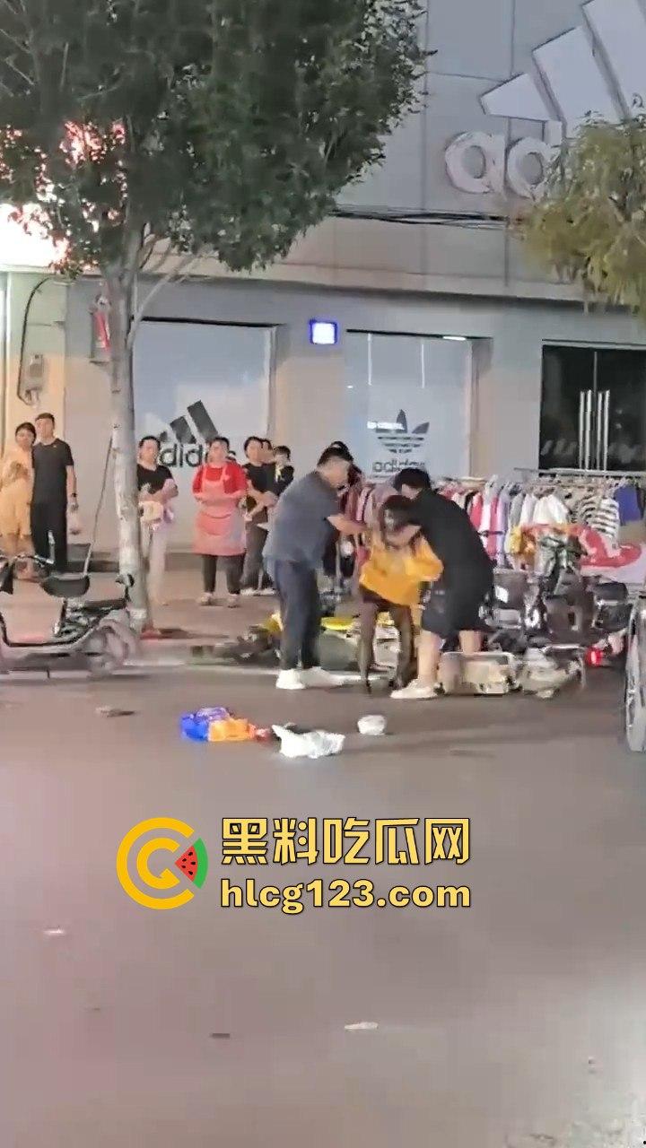 江西某步行街，父亲发现女儿出去鬼混当场跟精神小伙拉扯起来-9