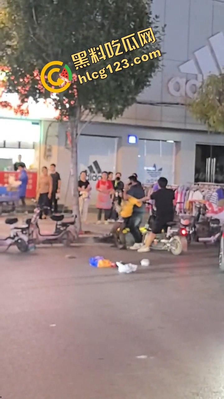 江西某步行街，父亲发现女儿出去鬼混当场跟精神小伙拉扯起来-10