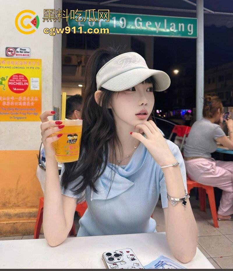 上海高颜值幼态反差婊【李文慧】长期给金主包养，口交深喉乳夹调教，女上骑乘榨精，全程甜美呻吟不断！-4