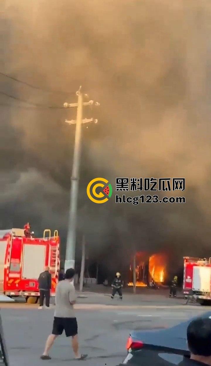 山东齐河财政局办公楼起火，黑烟滚滚直冲天！平账大圣这把火，坏账烂账都烧个干净！-6