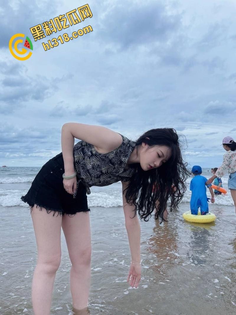 青岛大学眼镜妹【文钰】，主动跪舔男友大屌，口技精堪疯狂榨精，十个眼镜九个骚，四眼妹从不让人失望 !-3