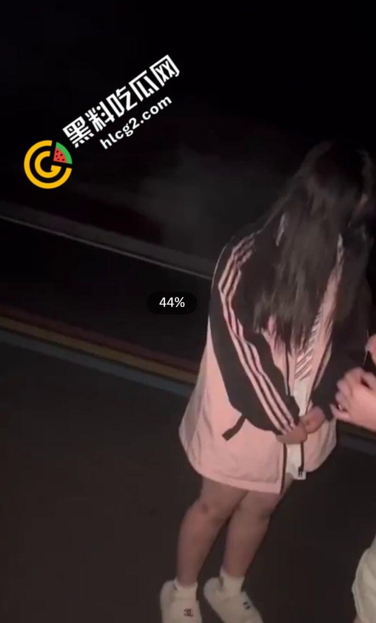 扇脸脚踹 薅头发 被逼吃燃烧的烟头！河南新县女孩遭霸凌事件5分钟原视频 全网疯传！-2