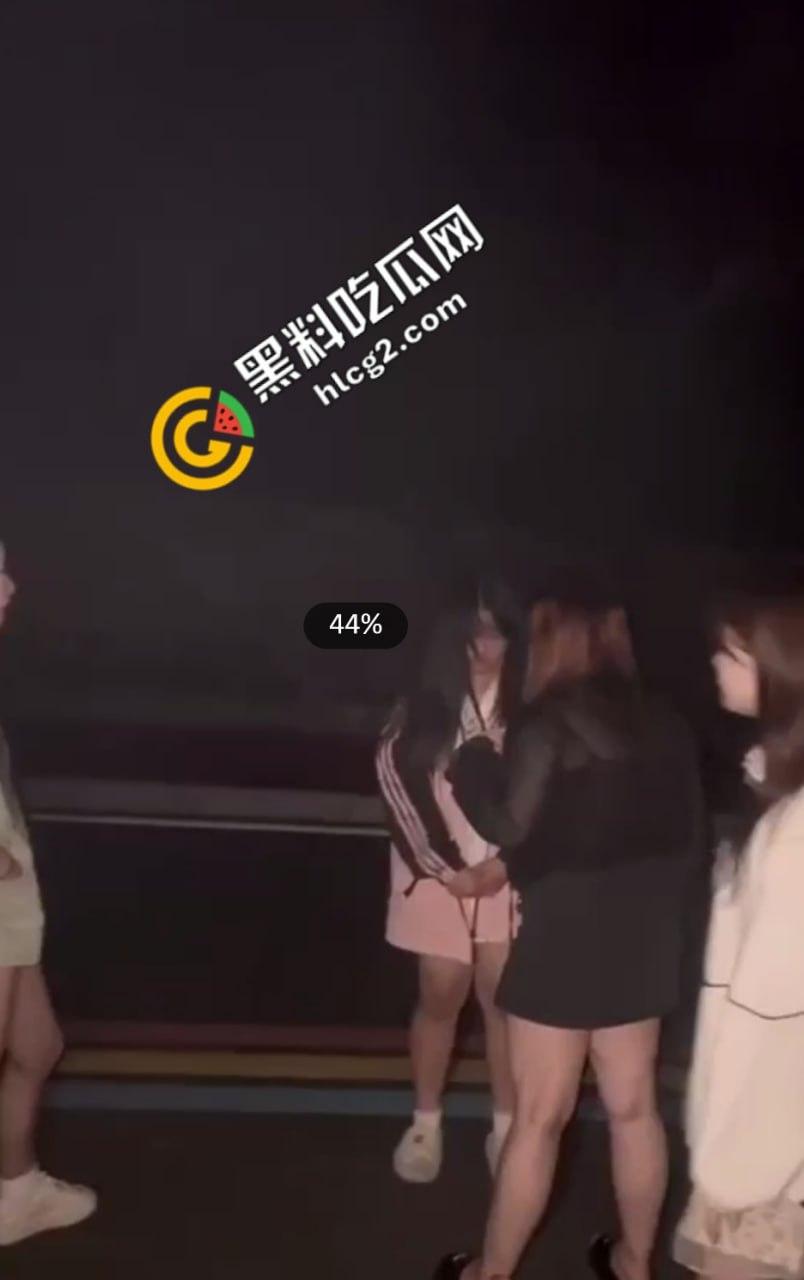 扇脸脚踹 薅头发 被逼吃燃烧的烟头！河南新县女孩遭霸凌事件5分钟原视频 全网疯传！-4