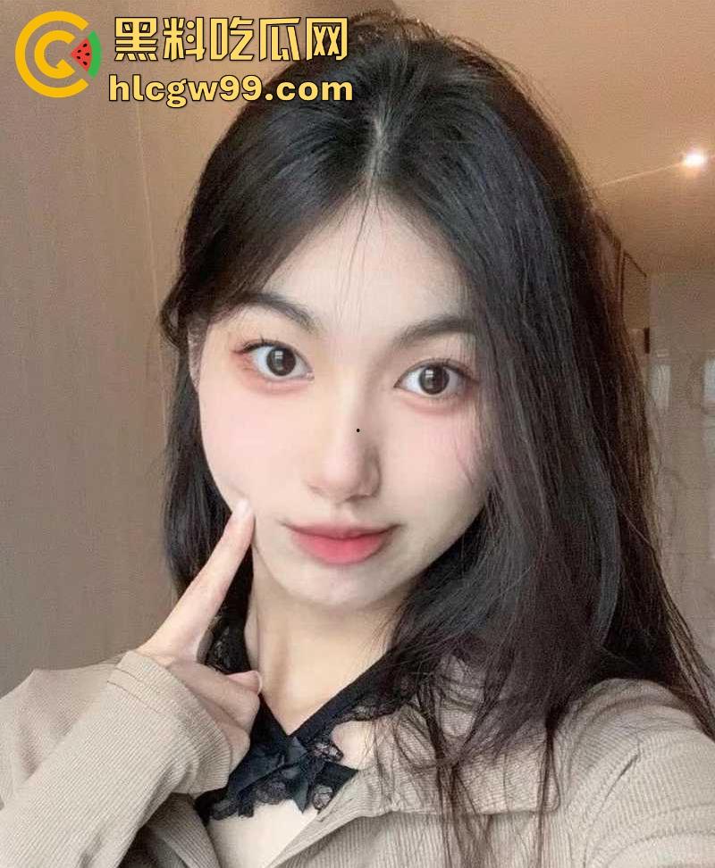 抖音网红【樂莓子乐】开档黑丝大秀，昔日御姐转型走萝莉风 狂抠骚穴撩拨金主，福利视频曝光流出！-2