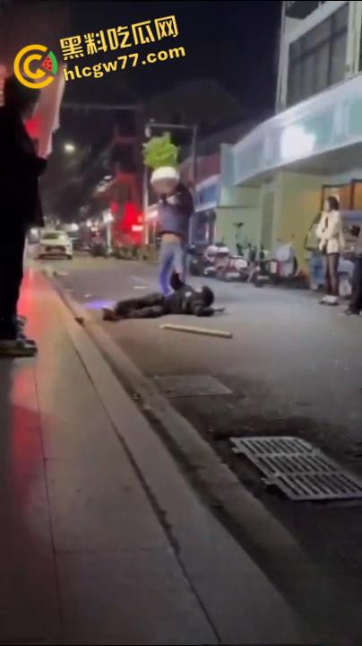 生怕他不死 下这么重的手！浙江省温州市文成县一青年用陶瓷花盆桌子等猛砸另一名青年头部 意图杀人-1