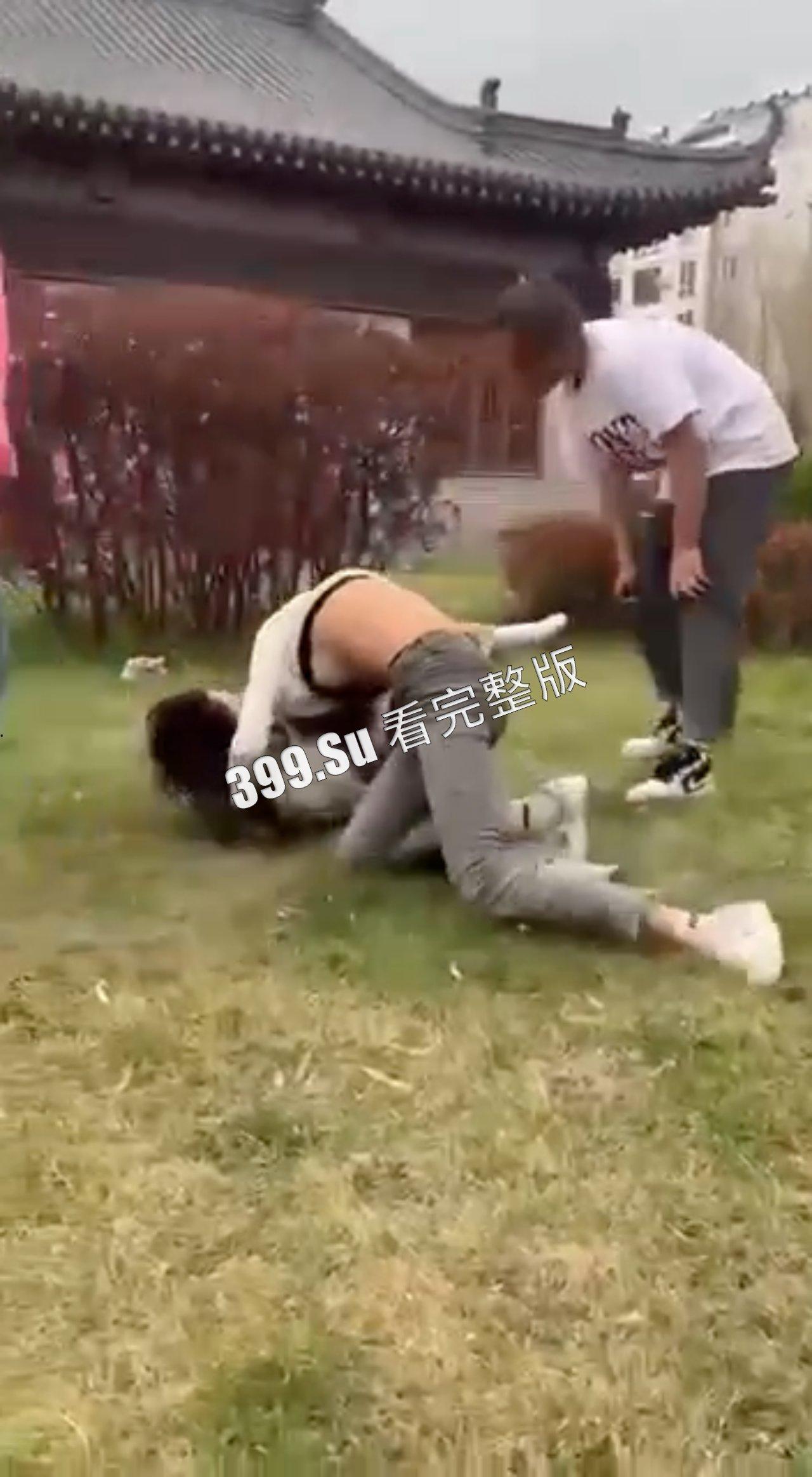 打架 互殴 解压   还是看女人打架养眼  扯头发扯胸罩  奶子一下就蹦出来了（五）-3