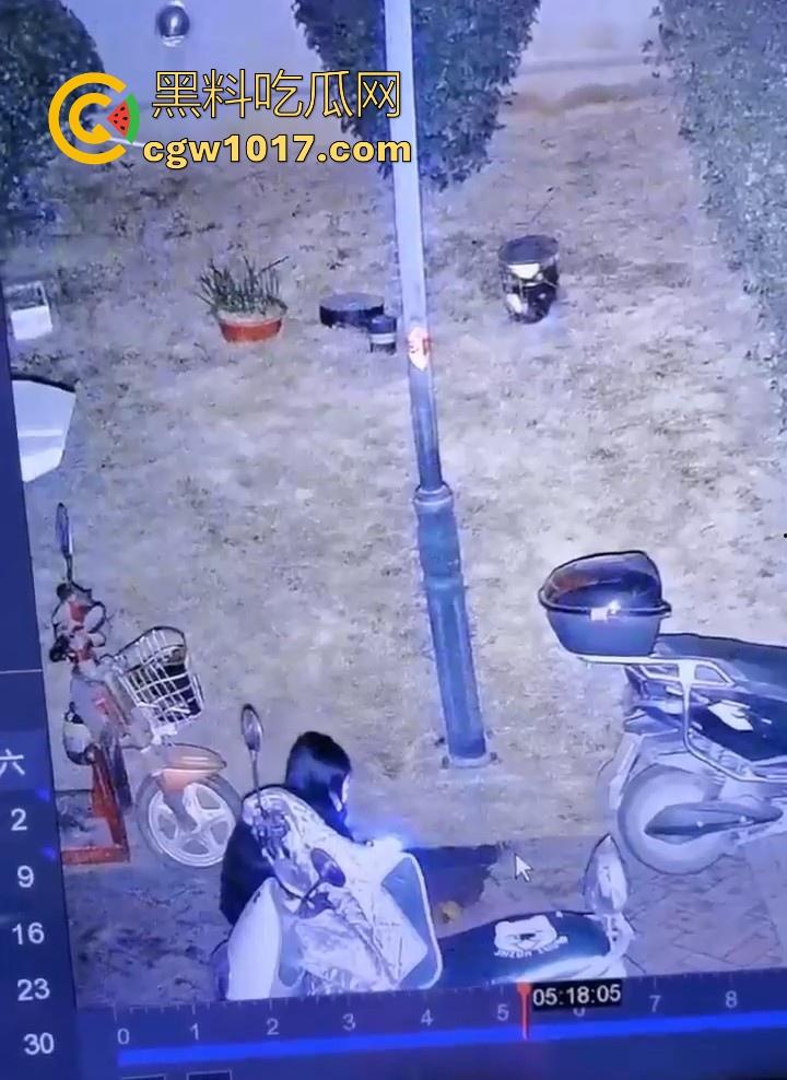 这就是小红书上的小仙女嘛！人模人样小姐姐随地拉屎，还很讲究拿别人电动车上的衣服擦屁屁，真的把我笑死！-4