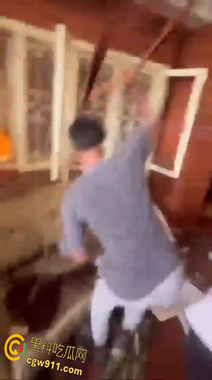 尼泊尔突发暴乱,前总理妻子在家中被民众放火烧死,财政部长被游街拖行,并被赶入河中殴打 !-1