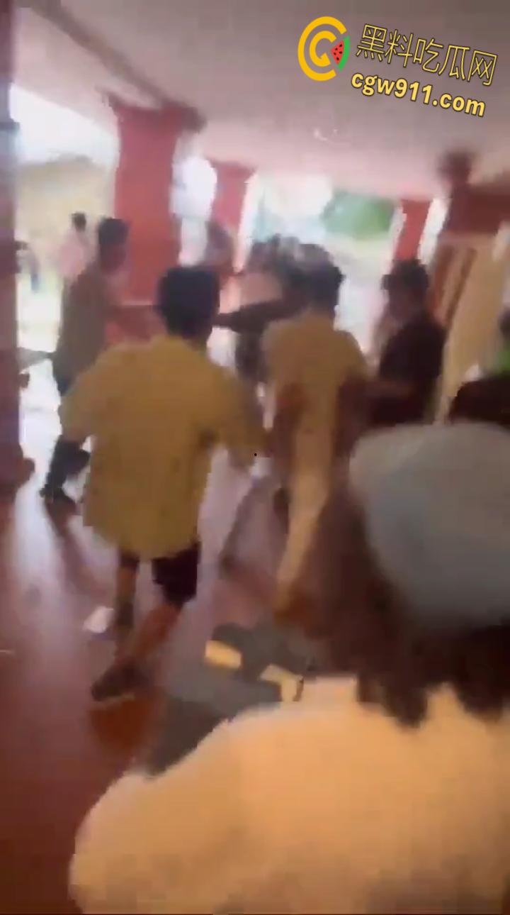 尼泊尔突发暴乱,前总理妻子在家中被民众放火烧死,财政部长被游街拖行,并被赶入河中殴打 !-2