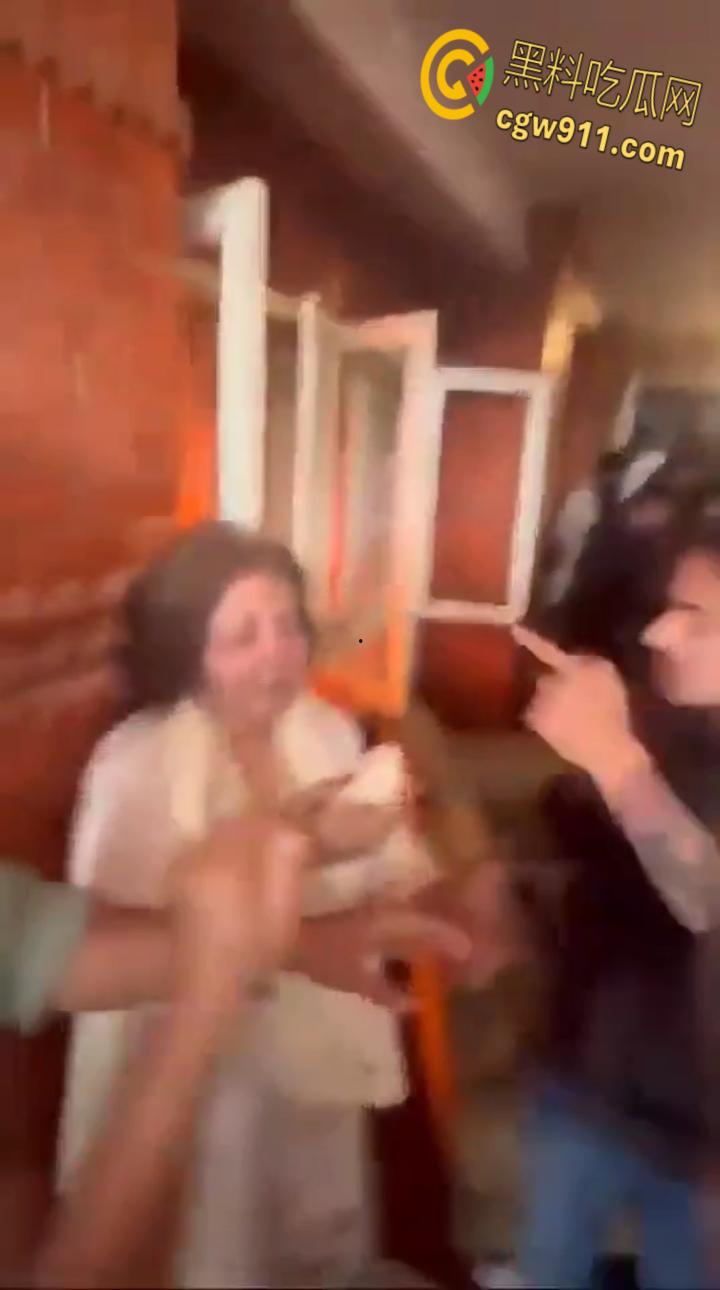 尼泊尔突发暴乱,前总理妻子在家中被民众放火烧死,财政部长被游街拖行,并被赶入河中殴打 !-4