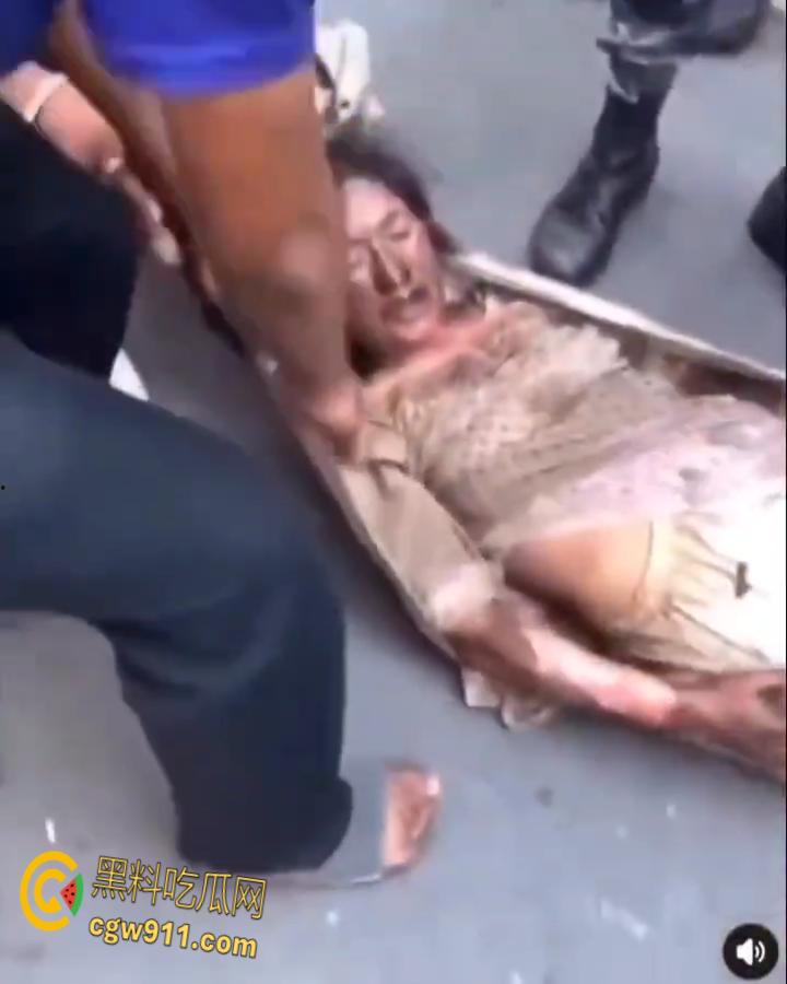 尼泊尔突发暴乱,前总理妻子在家中被民众放火烧死,财政部长被游街拖行,并被赶入河中殴打 !-5