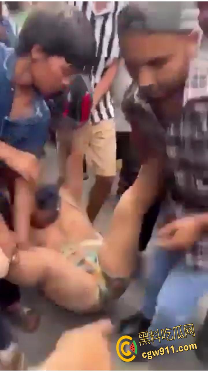 尼泊尔突发暴乱,前总理妻子在家中被民众放火烧死,财政部长被游街拖行,并被赶入河中殴打 !-6