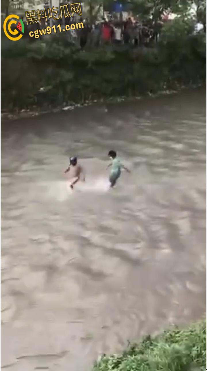 尼泊尔突发暴乱,前总理妻子在家中被民众放火烧死,财政部长被游街拖行,并被赶入河中殴打 !-7