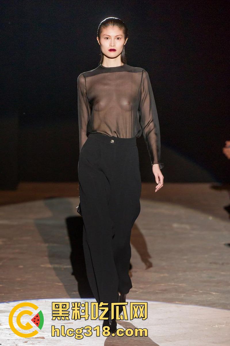 维秘超模【何穗】与【陈伟霆】被爆奸情，外表女神实际骚母狗，国外全裸真空T台表演，暴露骚逼本性！-6