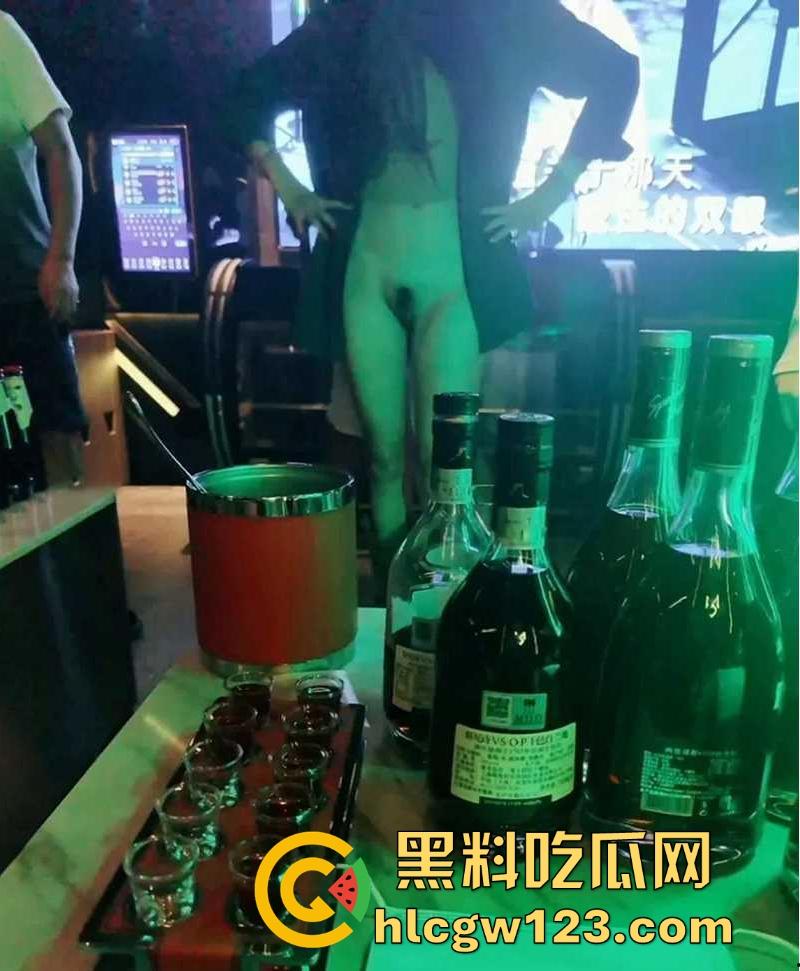 极品人妻KTV淫趴视频流出 和闺蜜当众露逼揉奶 狂跳骚舞撩拨群男 还是少妇会玩啊！-6