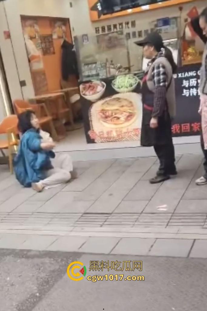 株洲芦淞区蜀香锅盔店，20岁无业骚妹吃完两份拒付钱，脱外套跑路被店主扯衣露膀子，这是霸王餐专业户还是真困难？-6