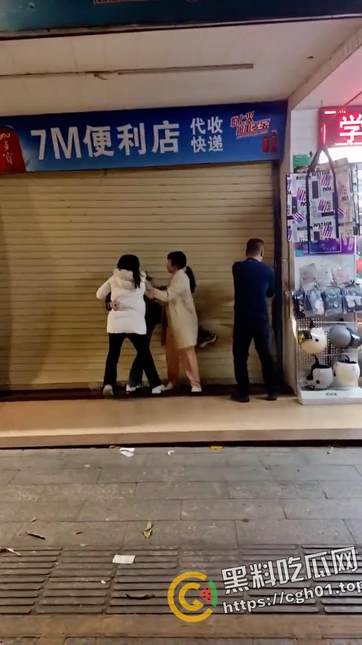 汕头潮阳东山公园 女子出轨被老公发现来捉奸 第三者藏在店里不出来 炸裂现场-4