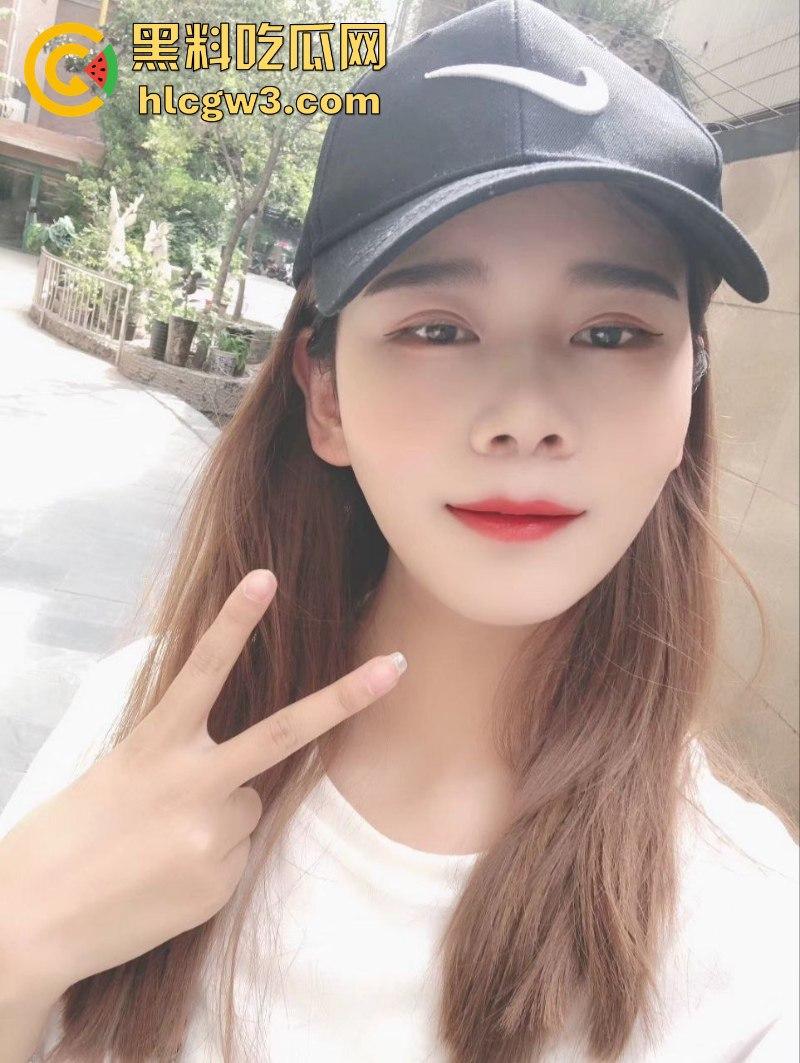 湖北淫荡人妻【肖晓雪】黄网兼职卖肉被扒 在线公开摸奶揉穴直播吃鸡 表情淫荡反差惊人-5