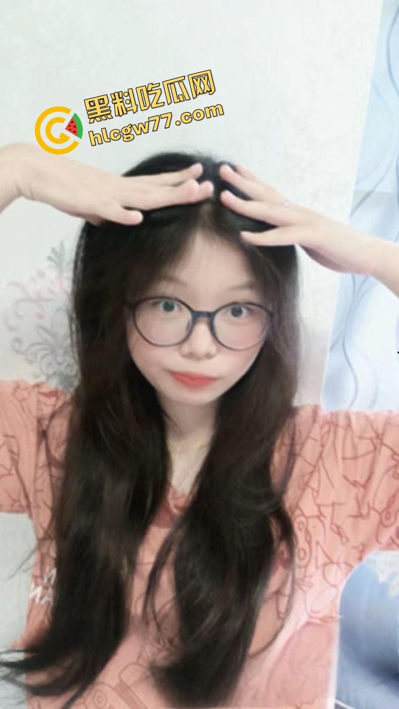 武汉传媒学院学生妹【李若晴】被炮友调教曝光 JK制服后入爆操 口交深喉技术一流！-1