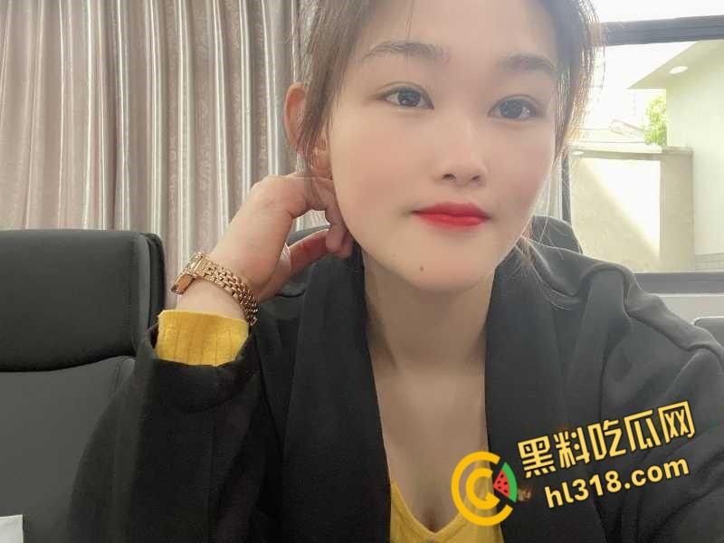 安徽芜湖仁联公司员工【姚晨晨】，主动发裸照撩骚同事，女上位骑乘边操边挤奶，全程淫叫不停真够骚的！-1