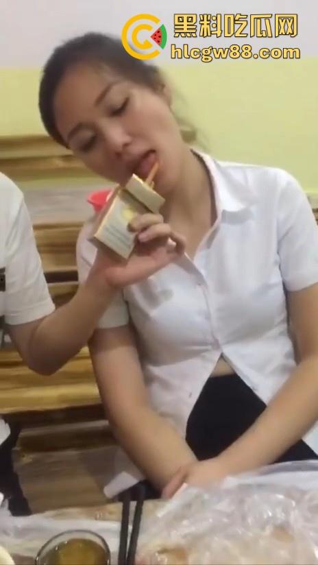 湖南极品骚货人妻【李洋洋】酒桌舔舐香烟勾引酒友,饭后直接亲自酒店展示,无与伦比的口交技术-1