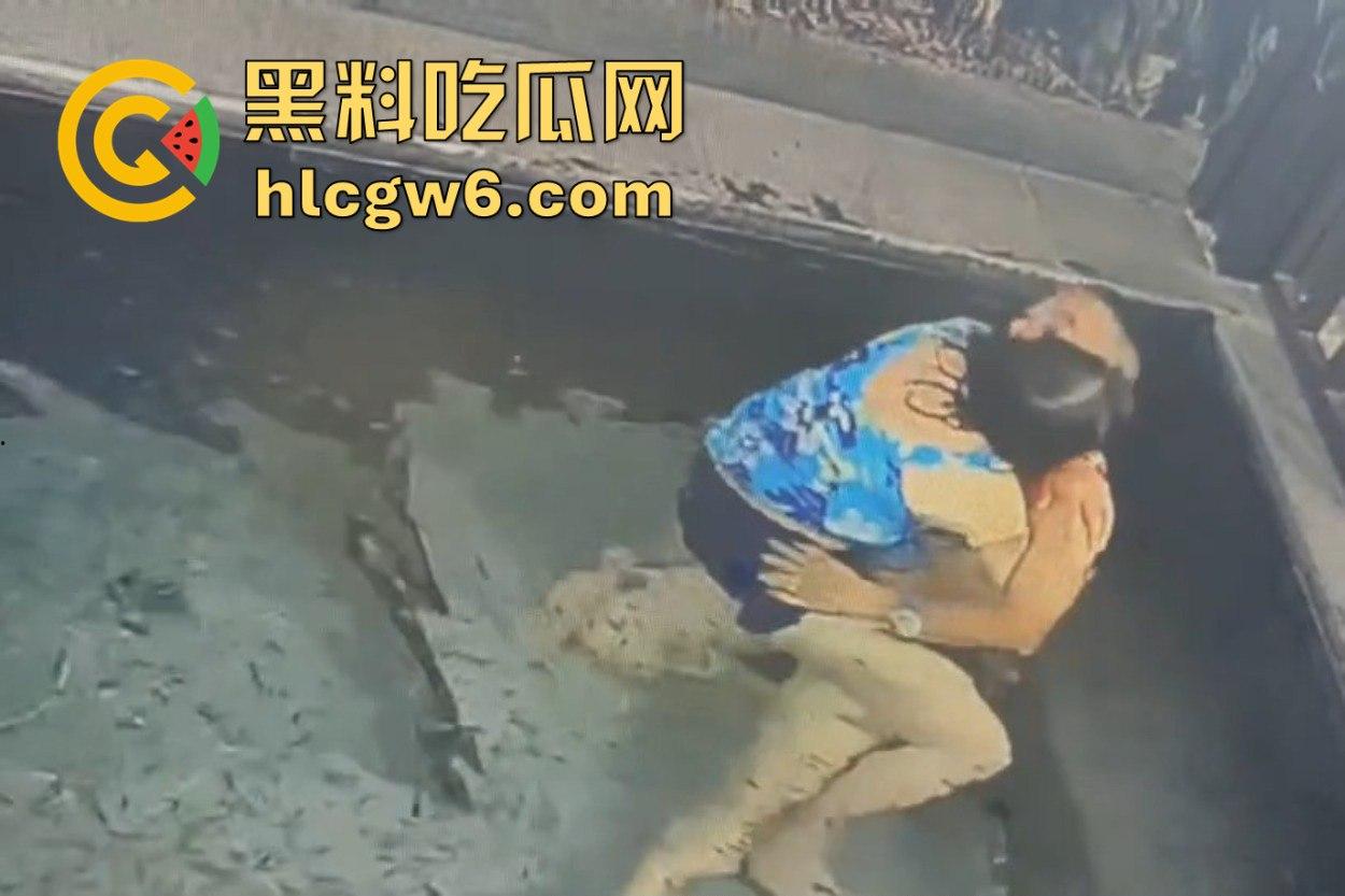 南京老骚逼真会玩 鱼疗池激情操逼玩铁锅炖 鱼被活活踩死干死满池漂着小鱼尸体 工作人员当场骂娘！-2