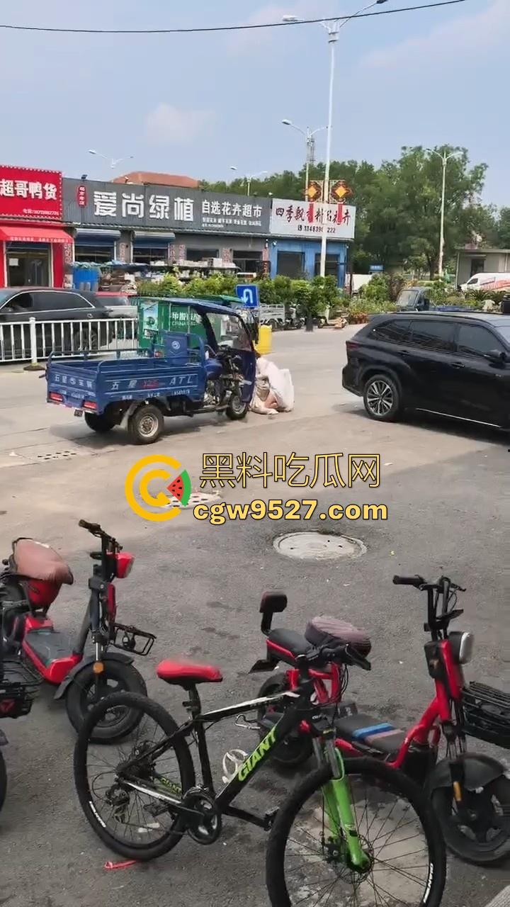 抖音热搜！唐山鸦鸿桥袁记串串香出轨事件曝光，老板娘出轨有妇之夫，被贴大字报全城派送，脸逼看得清清楚楚！-8