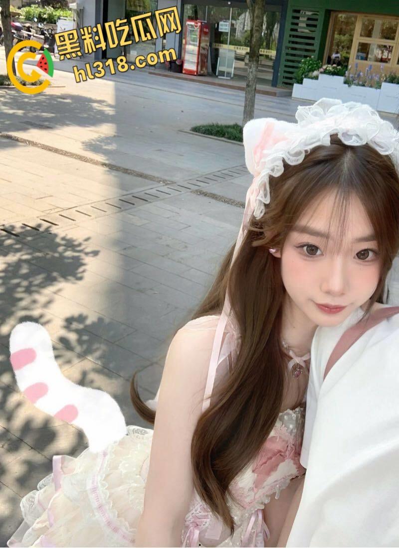 推特献妻绿帽男【暖暖小淫妻】，绿帽老公灌醉老婆玩3P，喝醉的老婆淫荡发骚，跟单男边调情边爱爱 !-1