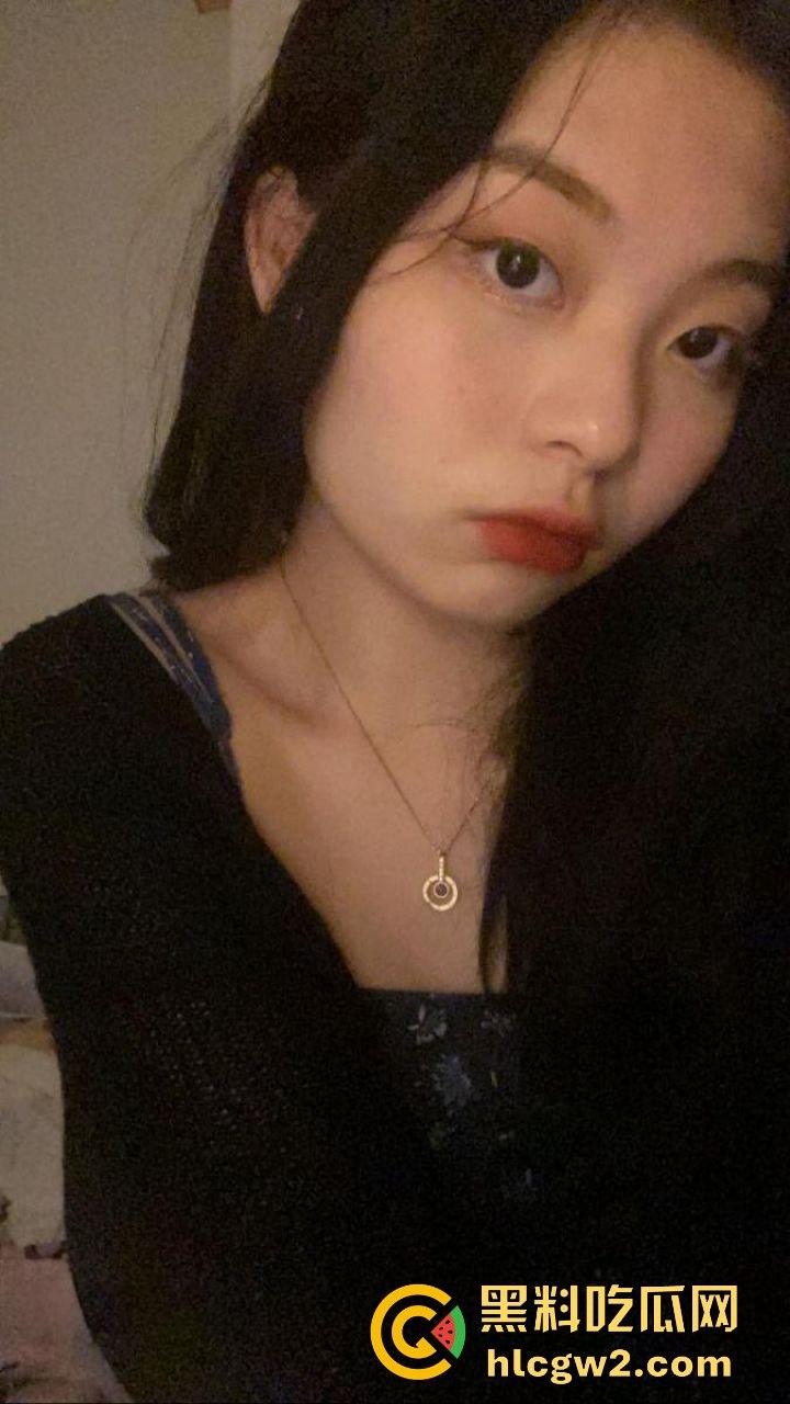 香港巨乳学霸『孟雪梨』奶子大到让人上火！双大奶能让课堂全校性骚动，教授都想钻进她奶里拱一拱！-2