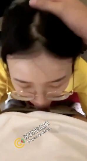 犯错了的老婆为了求原谅 强行给老公跪舔口交 这就认错态度 只能选择原谅她了-2