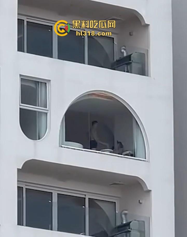 有钱人玩点刺激的,海景房不拉窗帘激情打炮,换着姿势狂干打桩,风景绝美尺度炸裂!-3