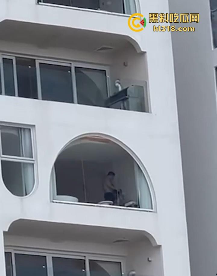 有钱人玩点刺激的,海景房不拉窗帘激情打炮,换着姿势狂干打桩,风景绝美尺度炸裂!-4