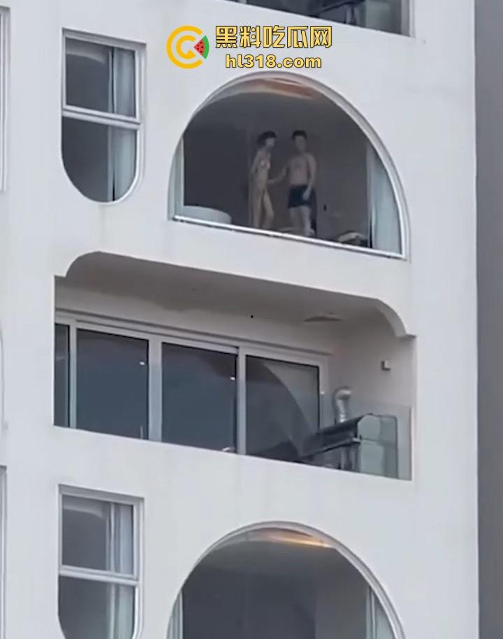 有钱人玩点刺激的,海景房不拉窗帘激情打炮,换着姿势狂干打桩,风景绝美尺度炸裂!-6