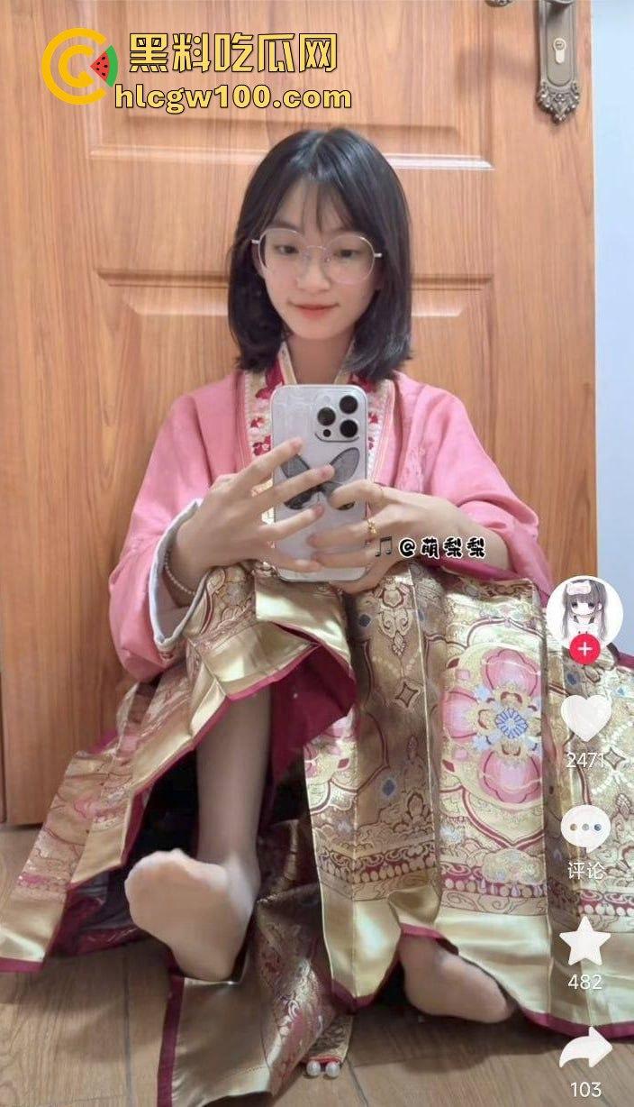 抖音反差眼镜妹【萌梨梨】定制福利曝光,半露脸黑丝jk猫耳跳蛋挑逗,喷一腿水!-15