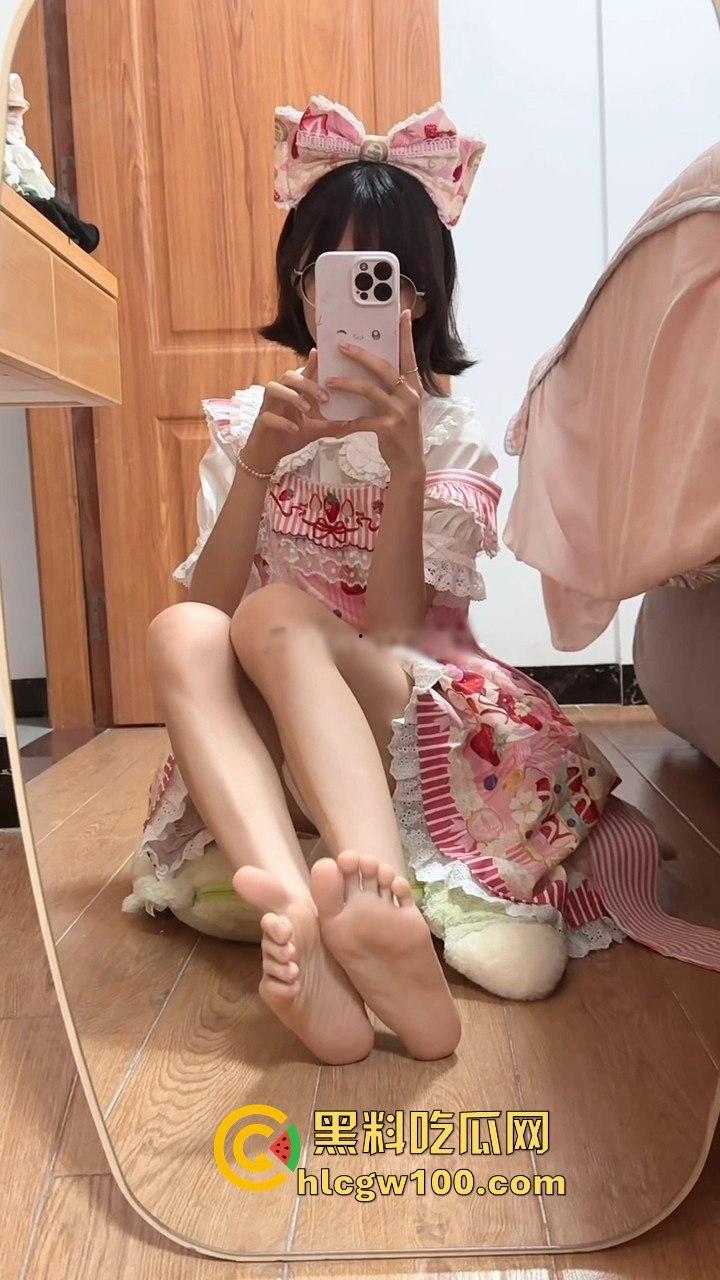 抖音反差眼镜妹【萌梨梨】定制福利曝光,半露脸黑丝jk猫耳跳蛋挑逗,喷一腿水!-16