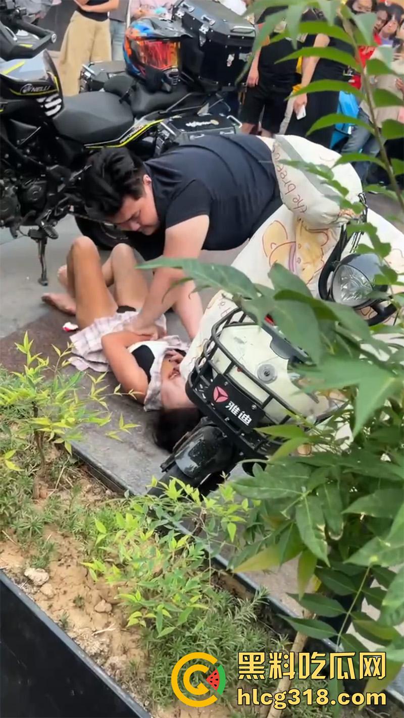 山东淄博疯批小土豆，往车主排气管塞酸辣粉，穿透明蕾丝内裤撒泼发疯，小穴都露出来了！-7