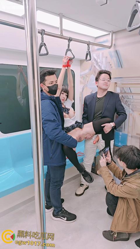 极品福利姬【慕慕Momo】,jk制服白虎嫩穴,在电车被捆绑SM调教,扯着扶手被抱起来肏,高潮爽到瘫痪倒地 !-5