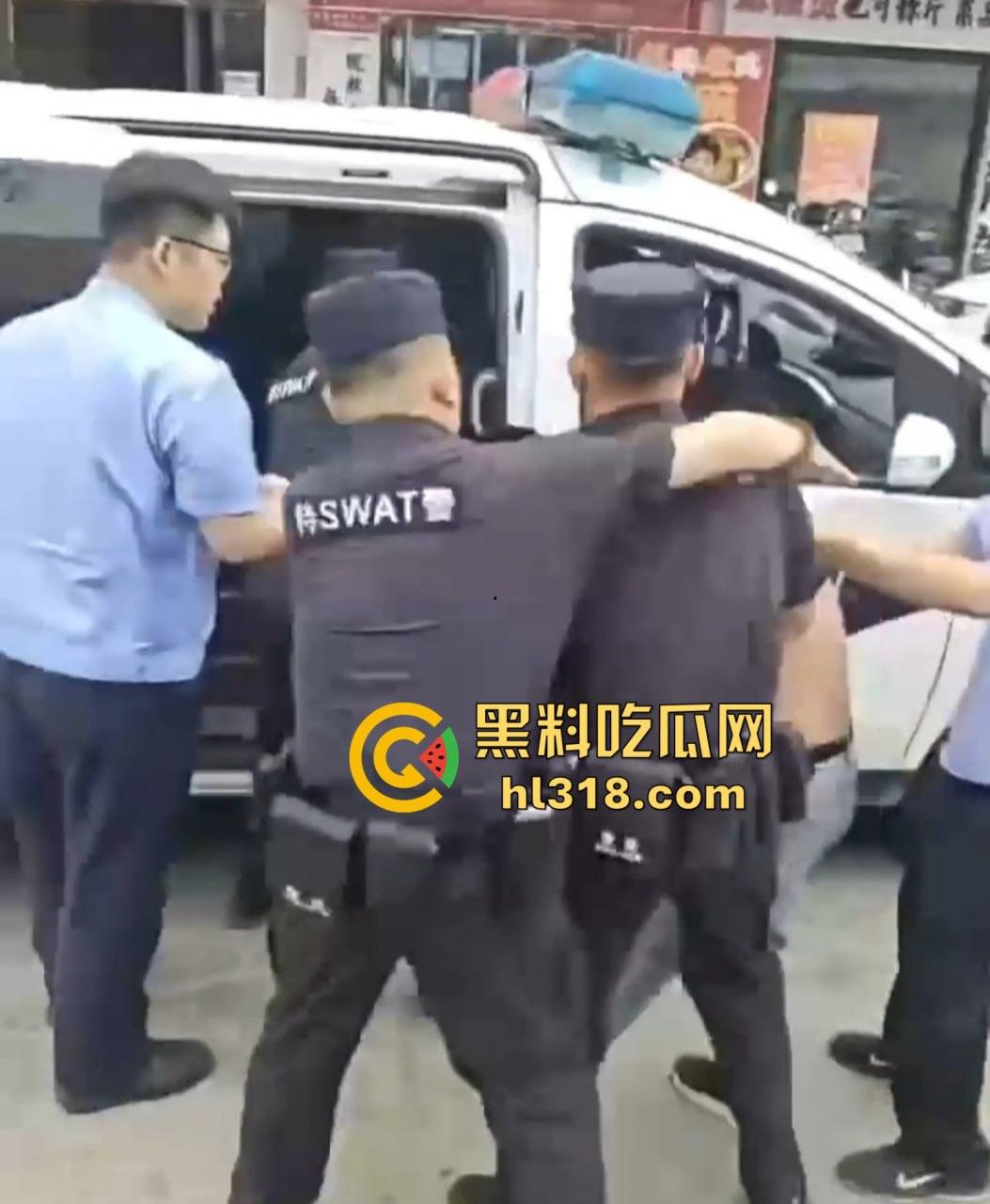 街头小伙斗殴秒变袭警大片，劫持路人当人质，被辣椒水伺候，嚣张得像犯罪片男主！-9