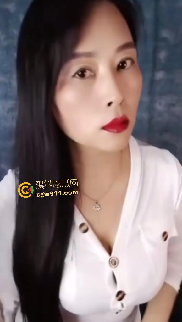 熟女人妻臀上黑印暴露淫荡本性,丰臀巨乳肥逼坐马桶发骚,骑乘狂操鸡巴差点坐断情夫!-1